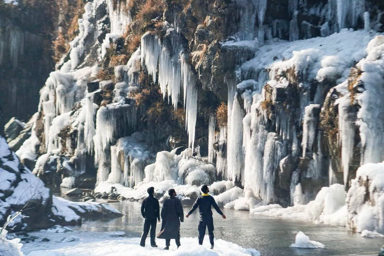 Srinagar to Gulmarg – Threads, Falls & Flavours