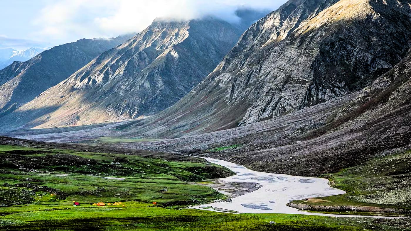 Hidden Trails & Himalayan Whispers – Kashmir Off the Map