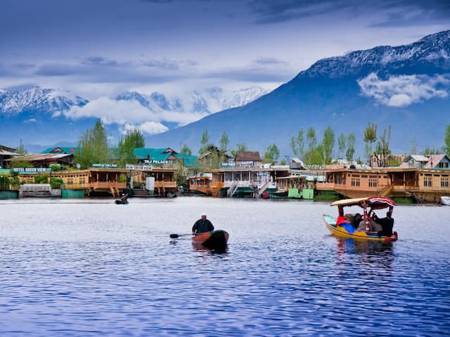 Stillness & Snowfall – A Slow Journey Through Kashmir 