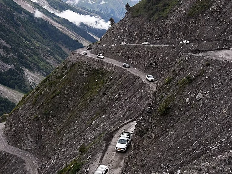 Sonamarg – Glaciers, Passes & Open Skies