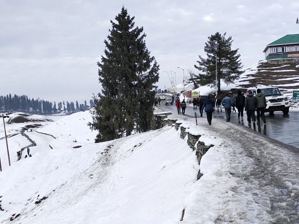 Srinagar to Gulmarg – Threads, Falls & Flavours