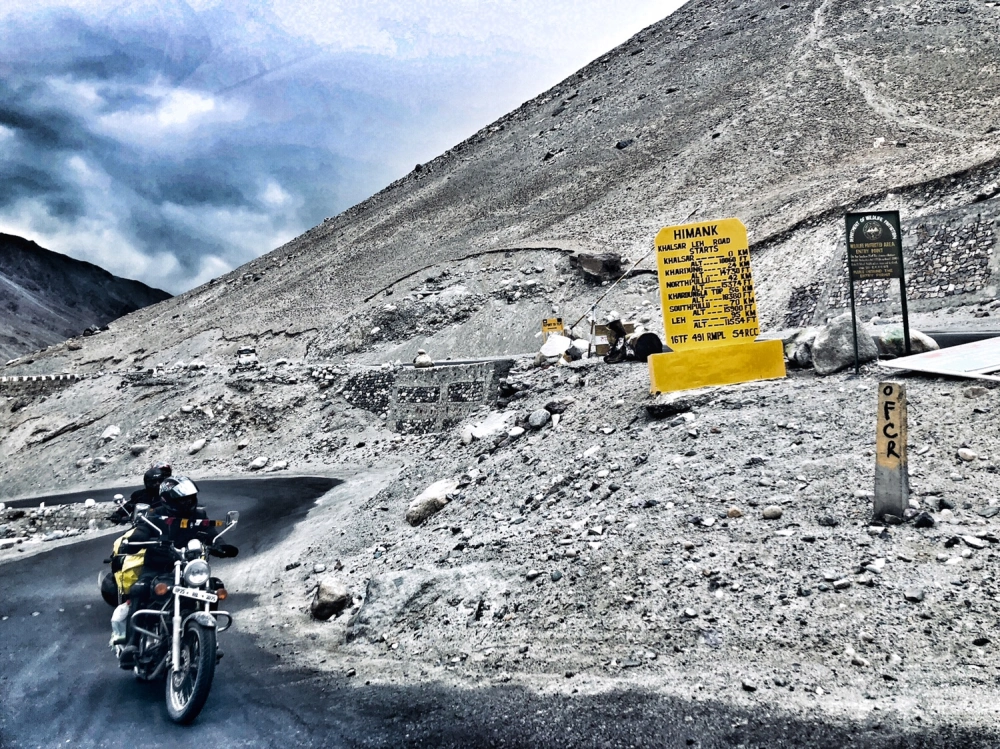  Ride through Khardung La Pass