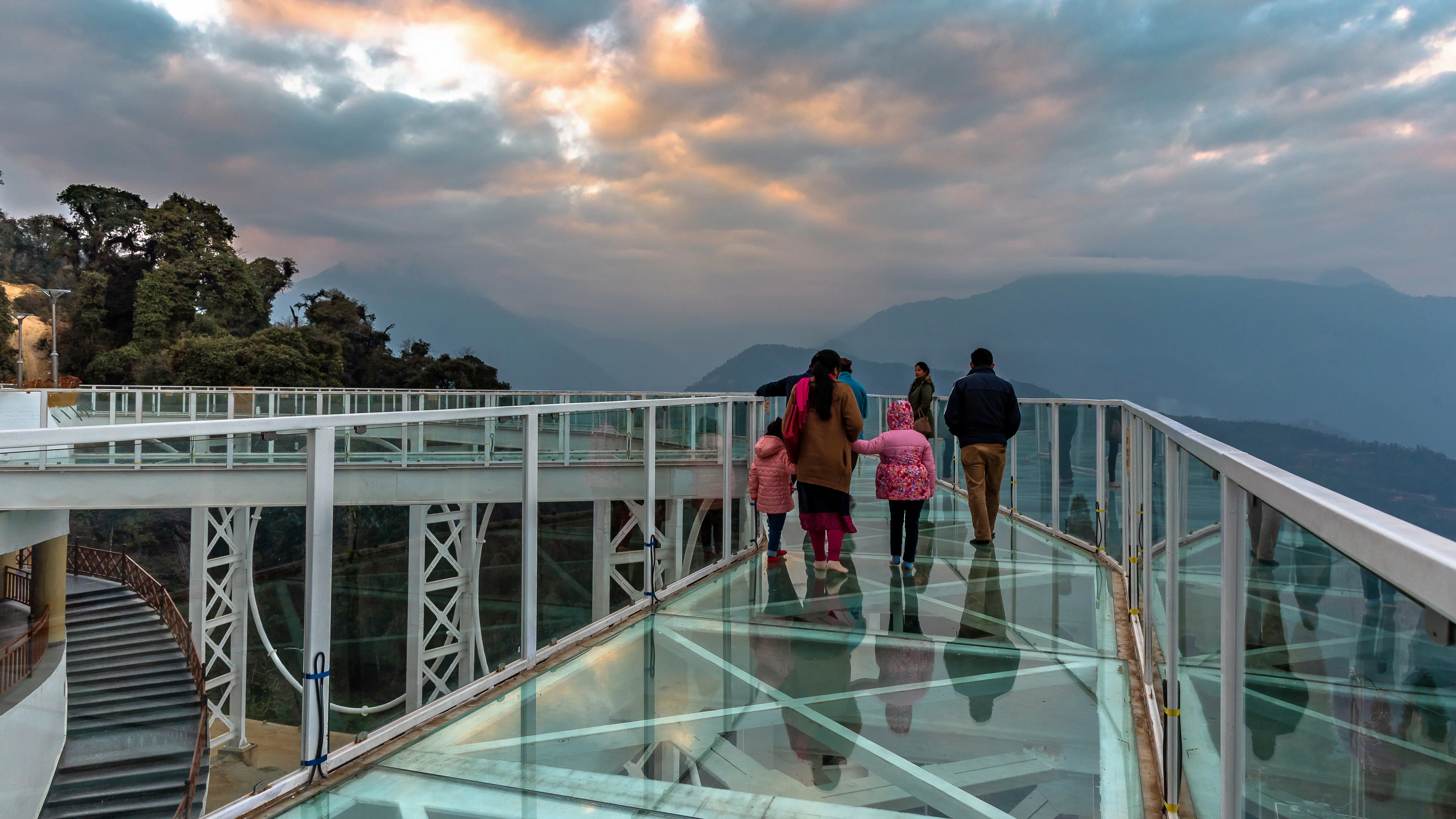 Skywalks, Ruins & Wine in the Hills